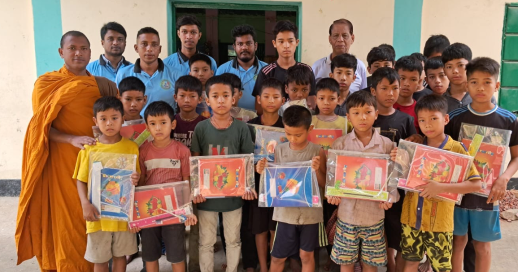 ইছামতী ধাতুচৈত্য বিহারে অনাথ শিশুদের মাঝে শিক্ষা সামগ্রী বিতরণ।